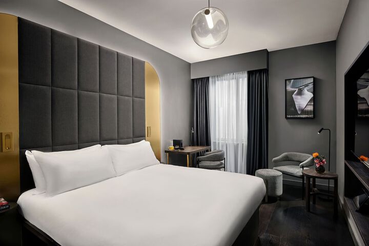 Room 8 of 90