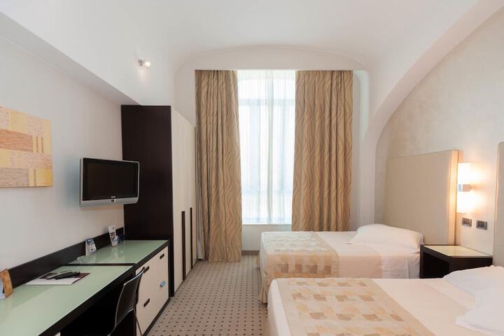 Room 10 of 35
