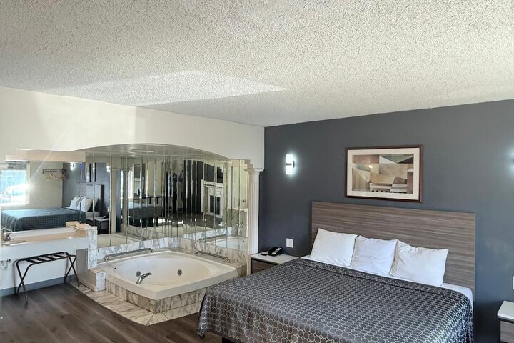 Room 16 of 40