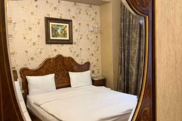 Room 6 of 25
