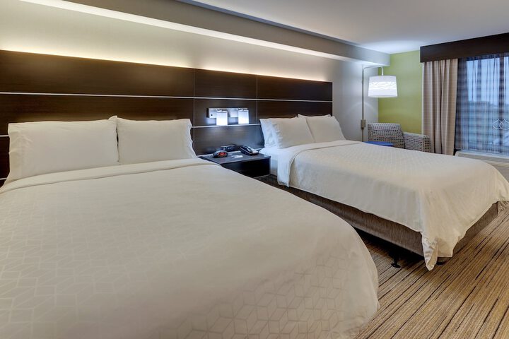 2 Queen Beds Leisure (13 of 17)