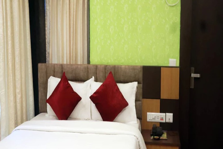 Room 5 of 11
