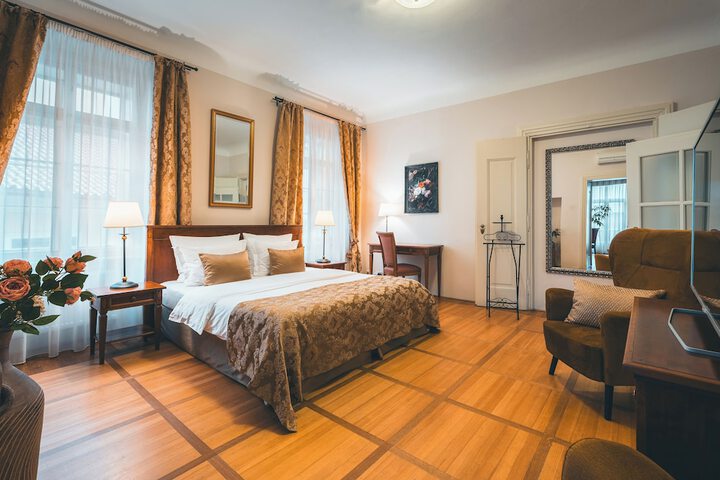 Room 43 of 136