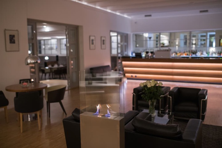 Lounge 65 of 80