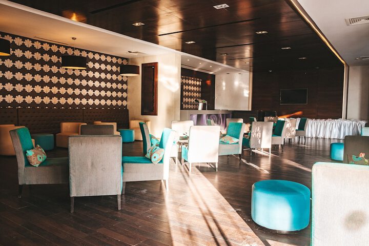 Lounge 103 of 140