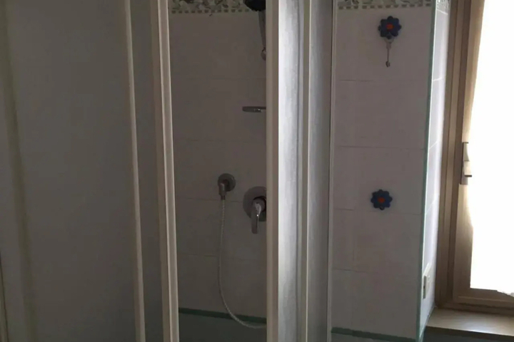 Room 8 of 10