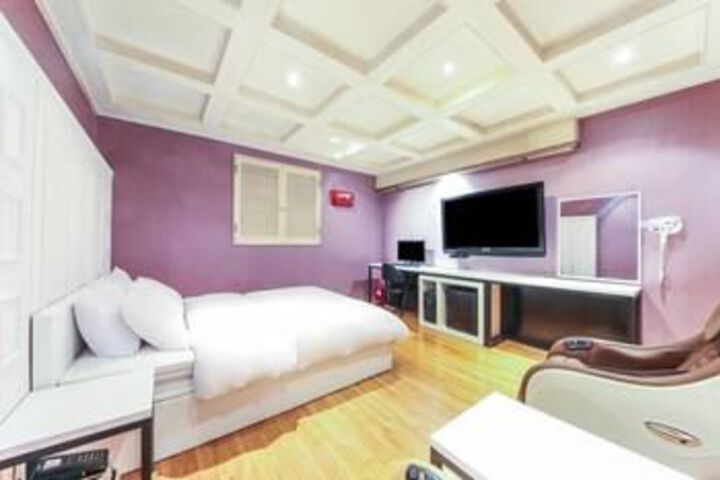 Room 5 of 17