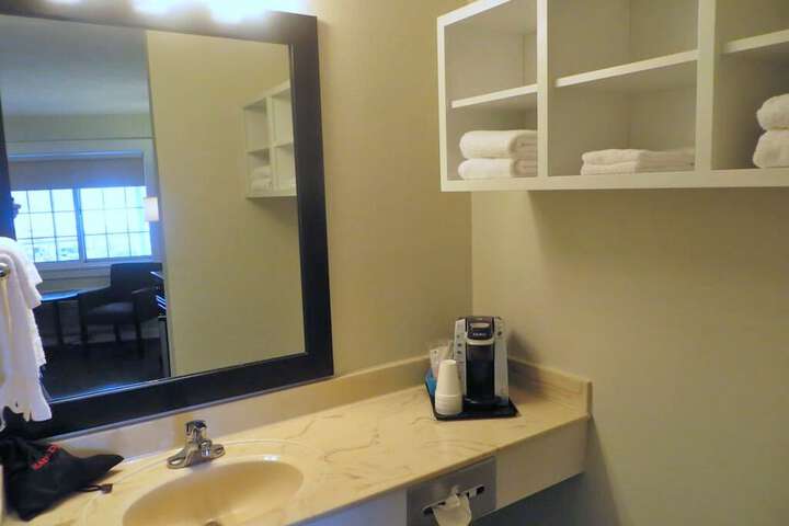 Studio 1 Queen Bed Refrigerator, Microwave Lake View (3 of 6)