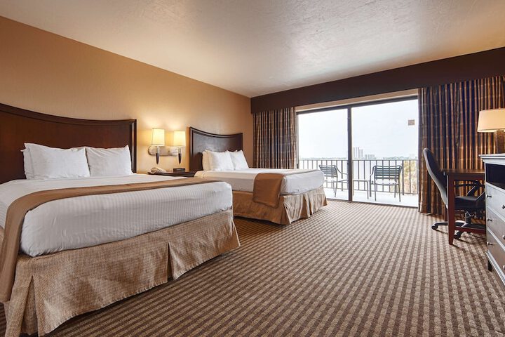 2 Queen Beds High Speed Internet Accessible Private Balcony No View Full Breakfast (11 of 15)