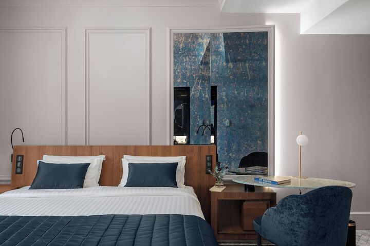 Room 8 of 200
