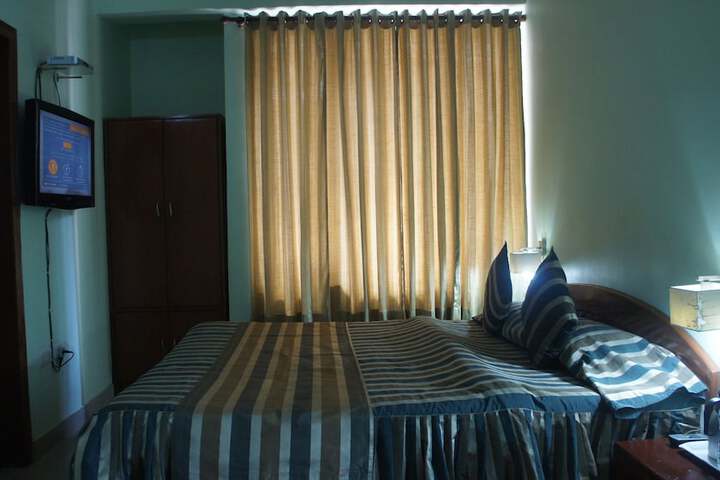 Room 4 of 16
