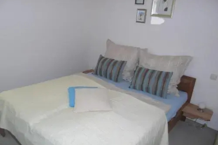 Room 4 of 10