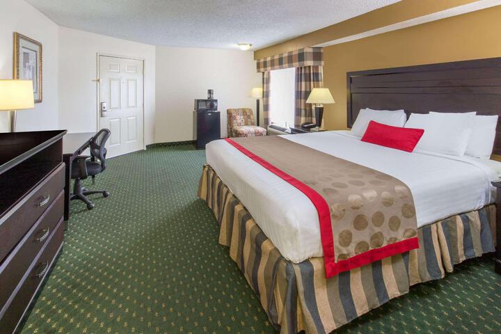 1 Queen Bed (7 of 18)