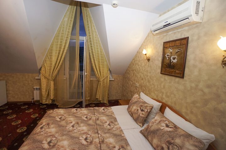 Room 8 of 147