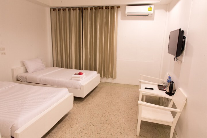 Room 5 of 32
