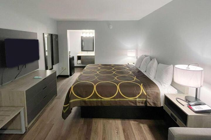 2 Queen Beds (2 of 8)