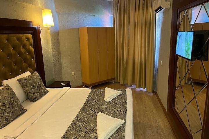 Room 11 of 93