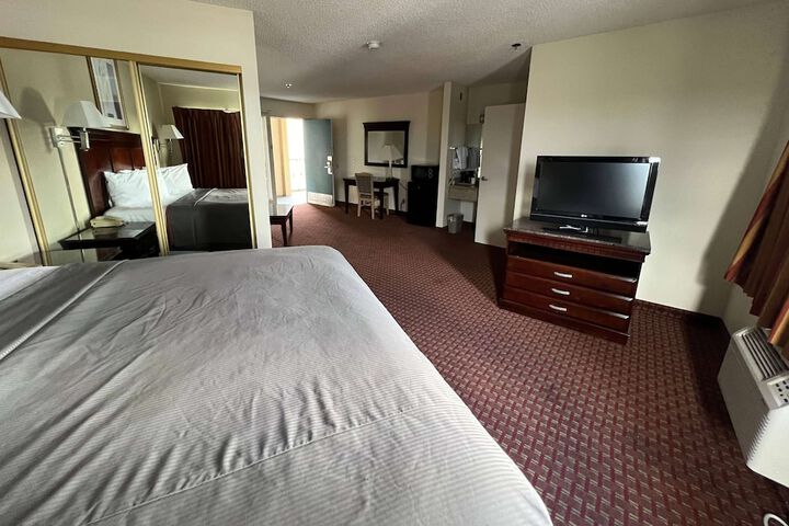1 King Bed (2 of 18)