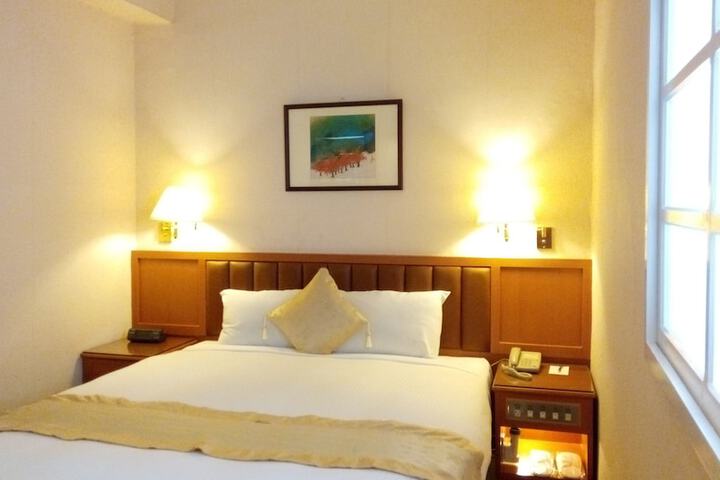 Room 2 of 33