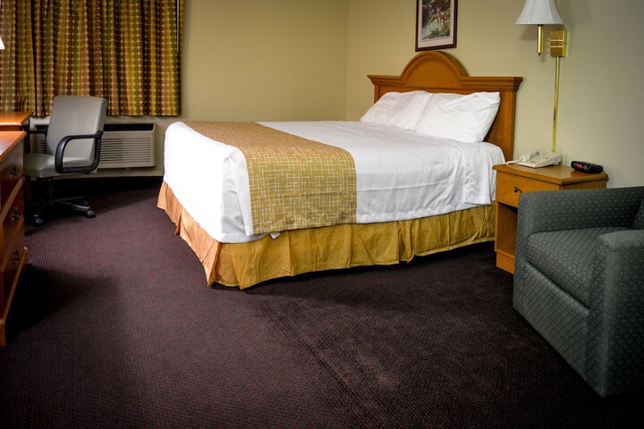 1 King Bed (9 of 10)