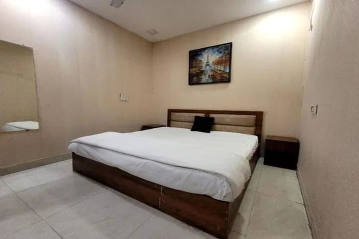 Room 9 of 18