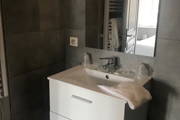 Room 16 of 28