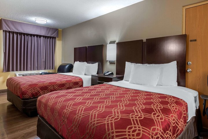 2 Queen Beds (7 of 8)