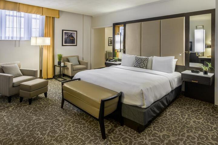 1 Queen Bed (2 of 14)
