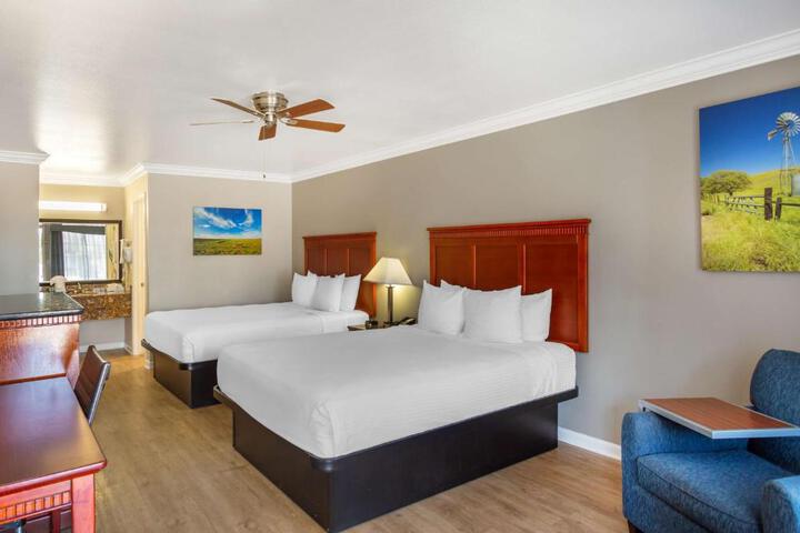 2 Queen Beds (2 of 10)