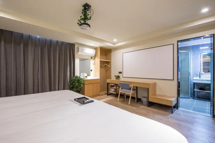 Room 12 of 13