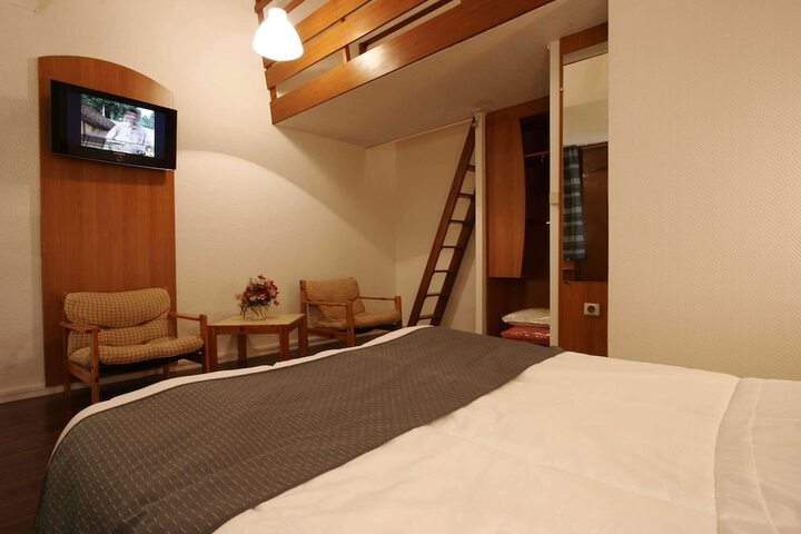 Room 28 of 73