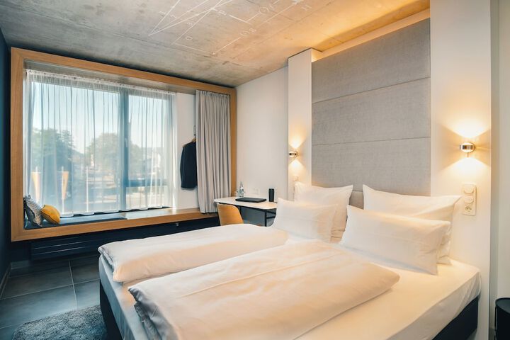 Room 9 of 38