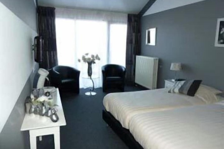 Room 6 of 49