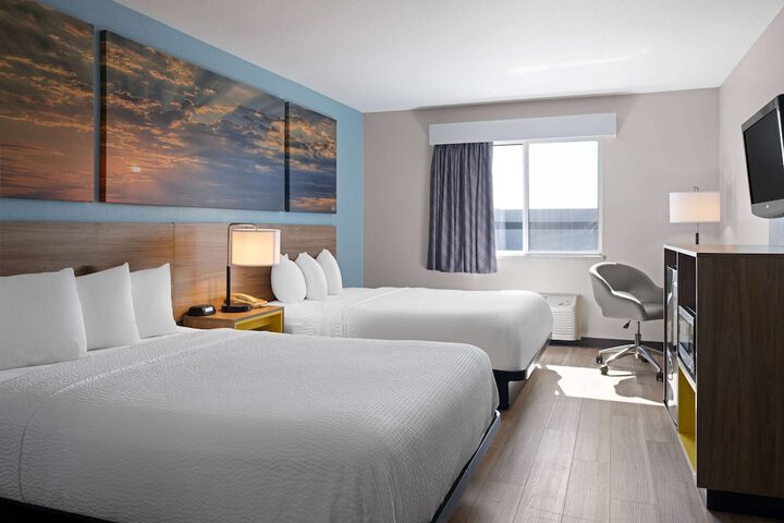 2 Queen Beds (2 of 9)
