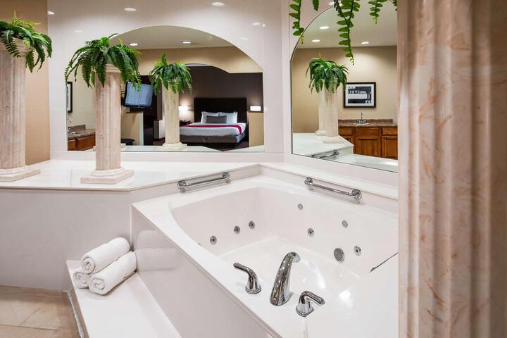 Suite 2 Queen Beds High Speed Internet Accessible Microwave, Refrigerator Full Breakfast (32 of 34)