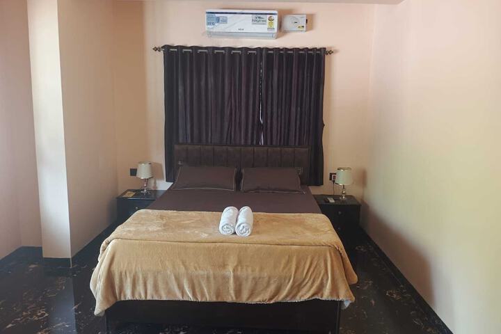 Room 4 of 16