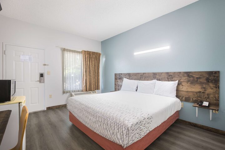 1 King Bed (14 of 14)