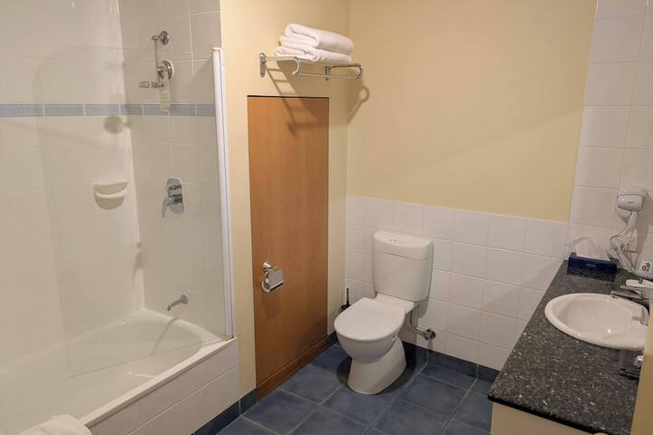 Room 32 of 41