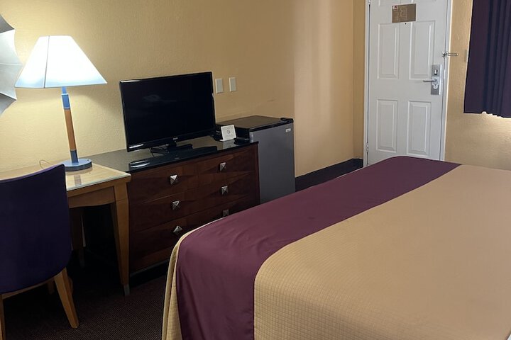 Standard Single King Bed (12 of 13)