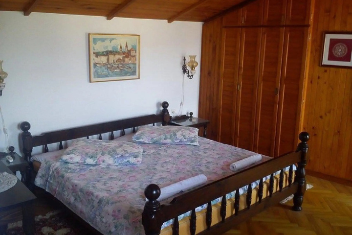Room 4 of 15