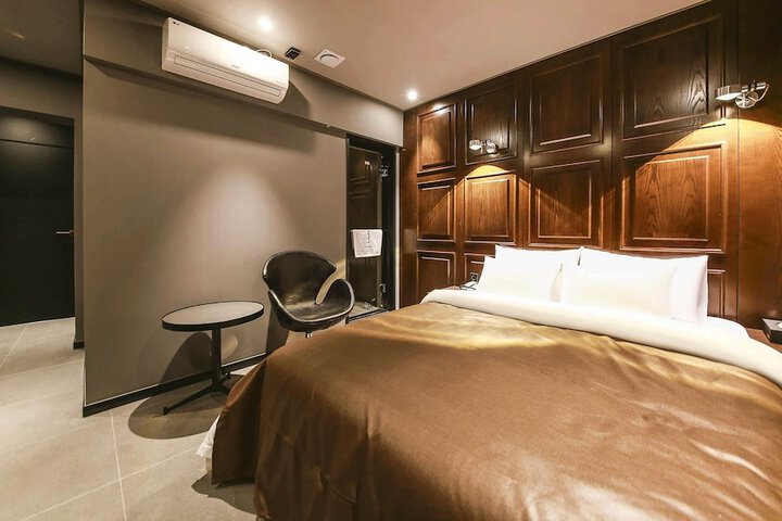 Room 12 of 25