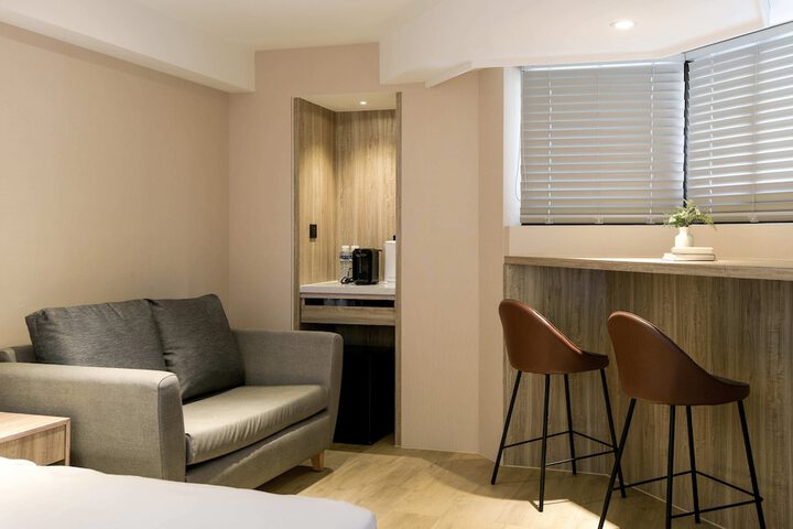 Room 6 of 145