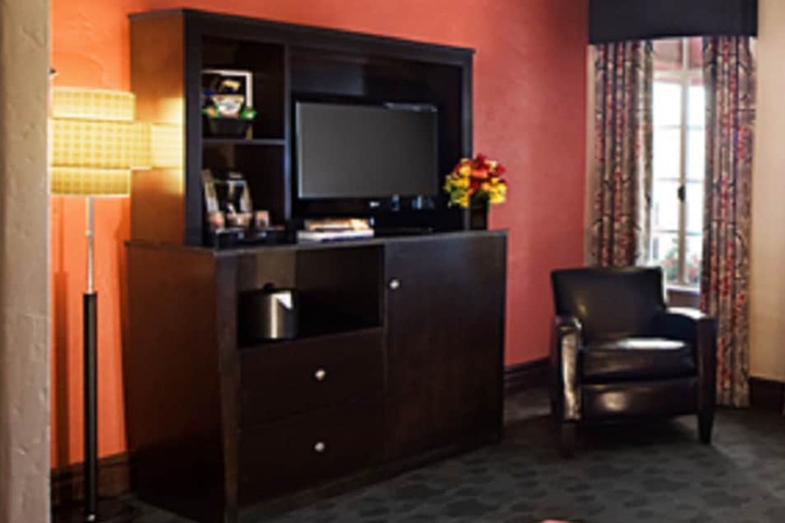 1 Queen Bed (2 of 9)