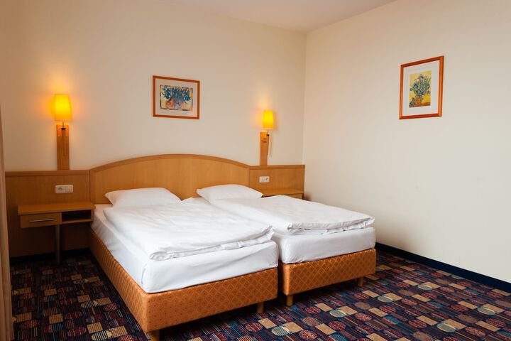 Room 33 of 180