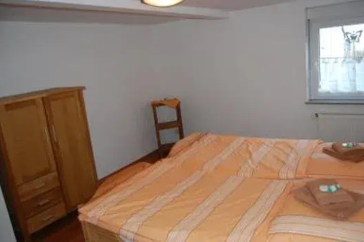 Room 5 of 10