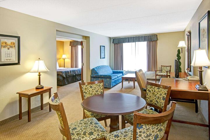 1 King Bed Deluxe Room (2 of 8)