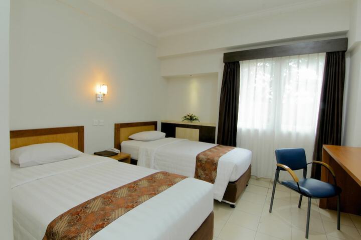 Room 8 of 33