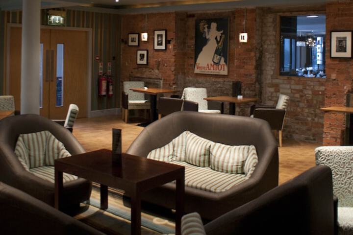 Lounge 103 of 147