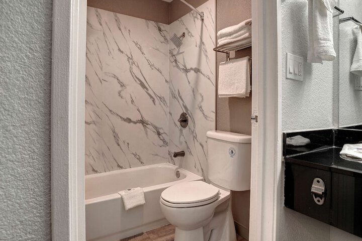1 Queen Bed Refrigerator (13 of 13)