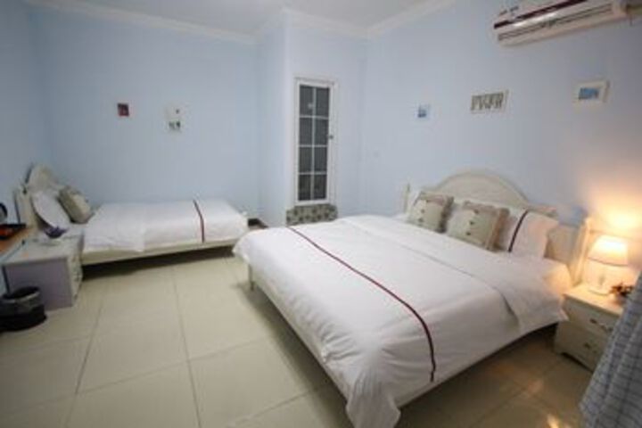 Room 9 of 16